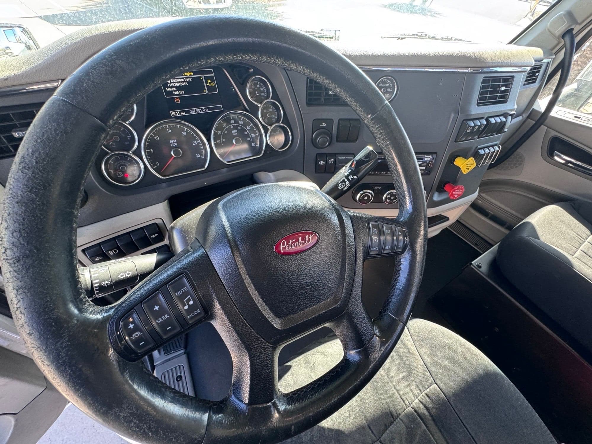 2020 Peterbilt 579 image 11