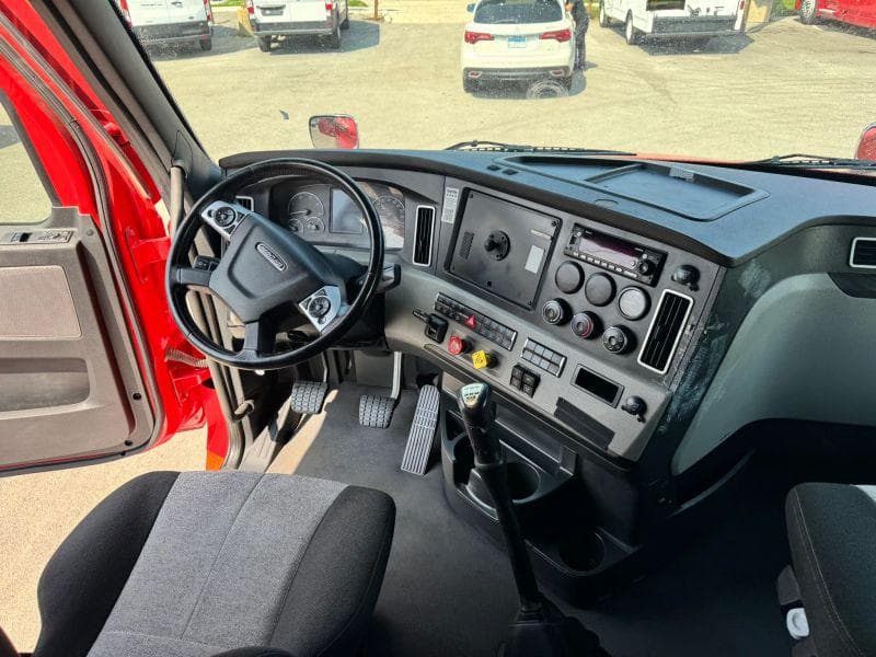 2023 Freightliner Cascadia image 13