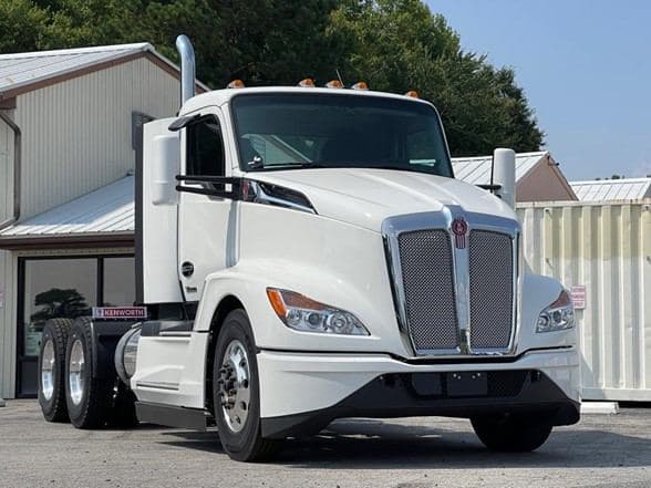 2025 Kenworth T680 image 3