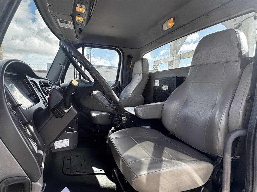 2017 Freightliner M2-106 image 63