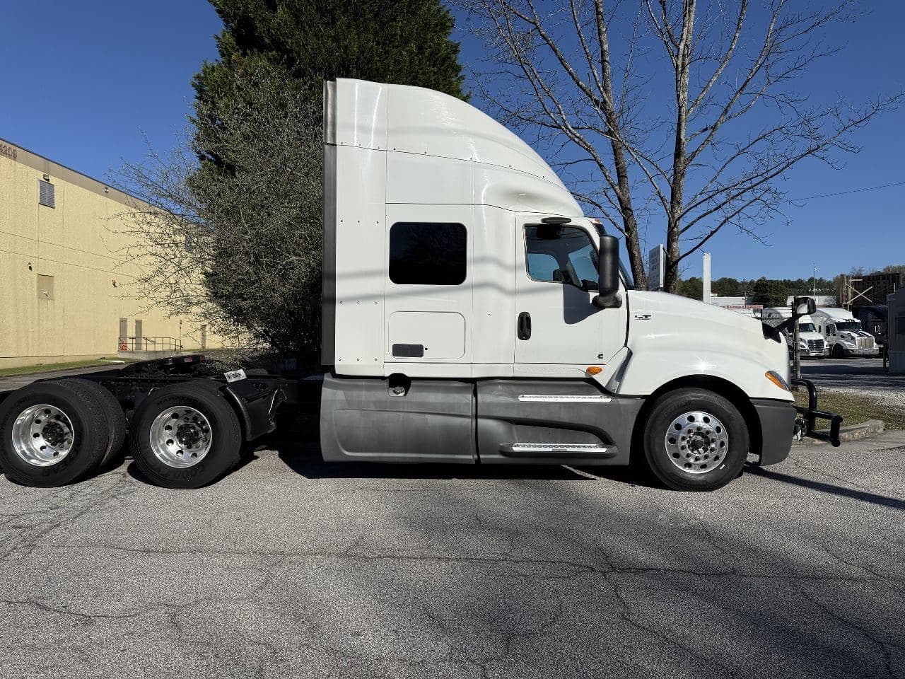 2018 International LT625 image 5