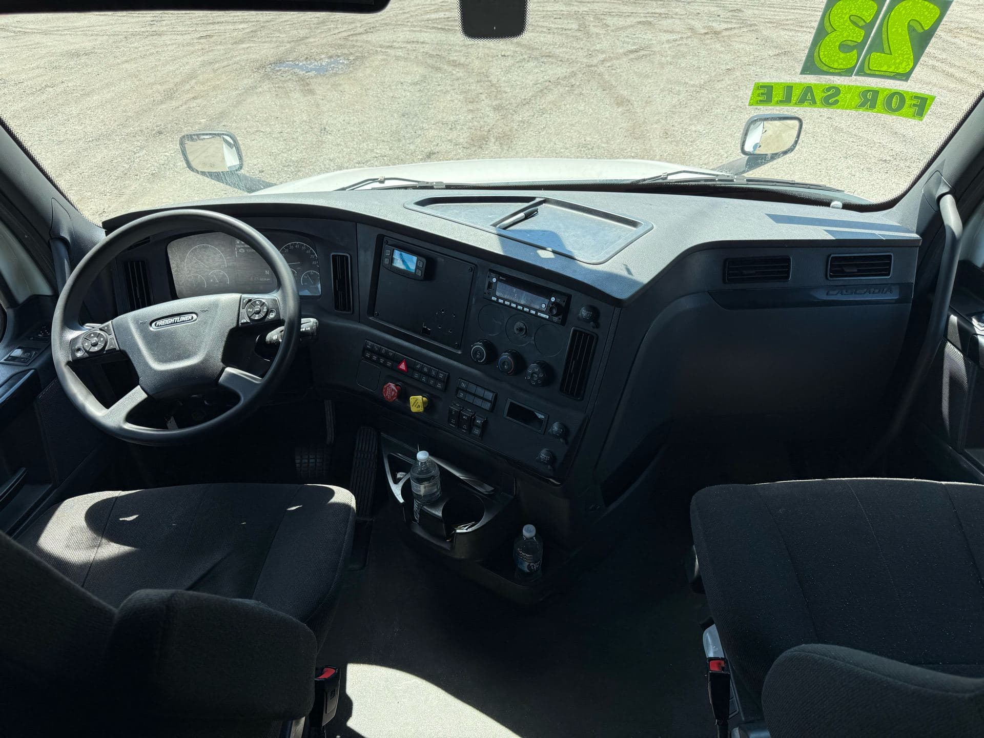 2023 Freightliner - Cummins Engine - 438k - 15k Hours! image 19