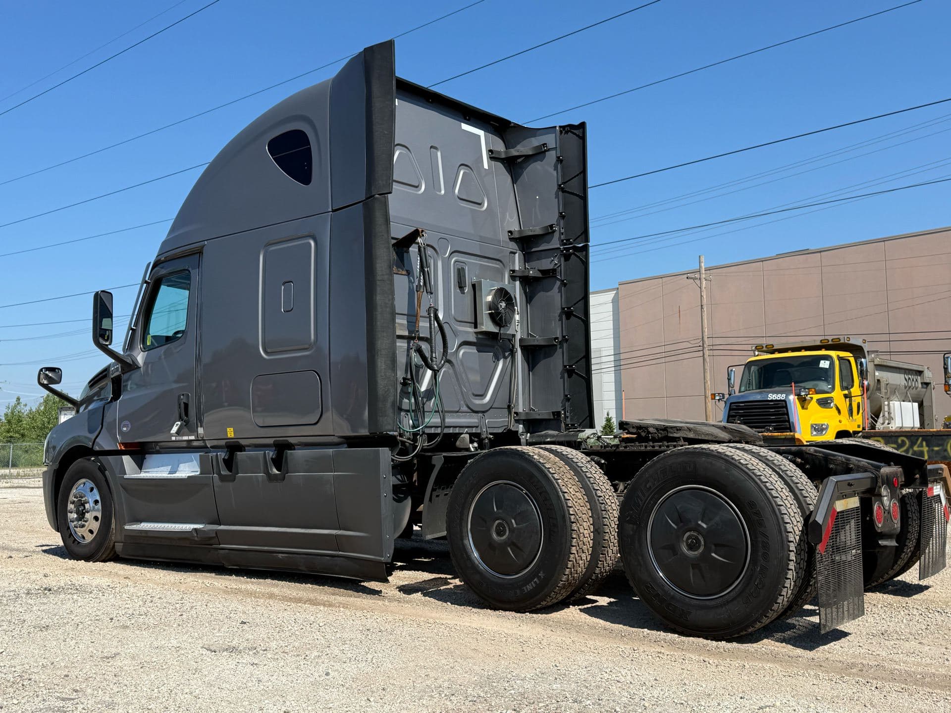 2022 Freightliner - 469k - 11,600 Hours! image 15