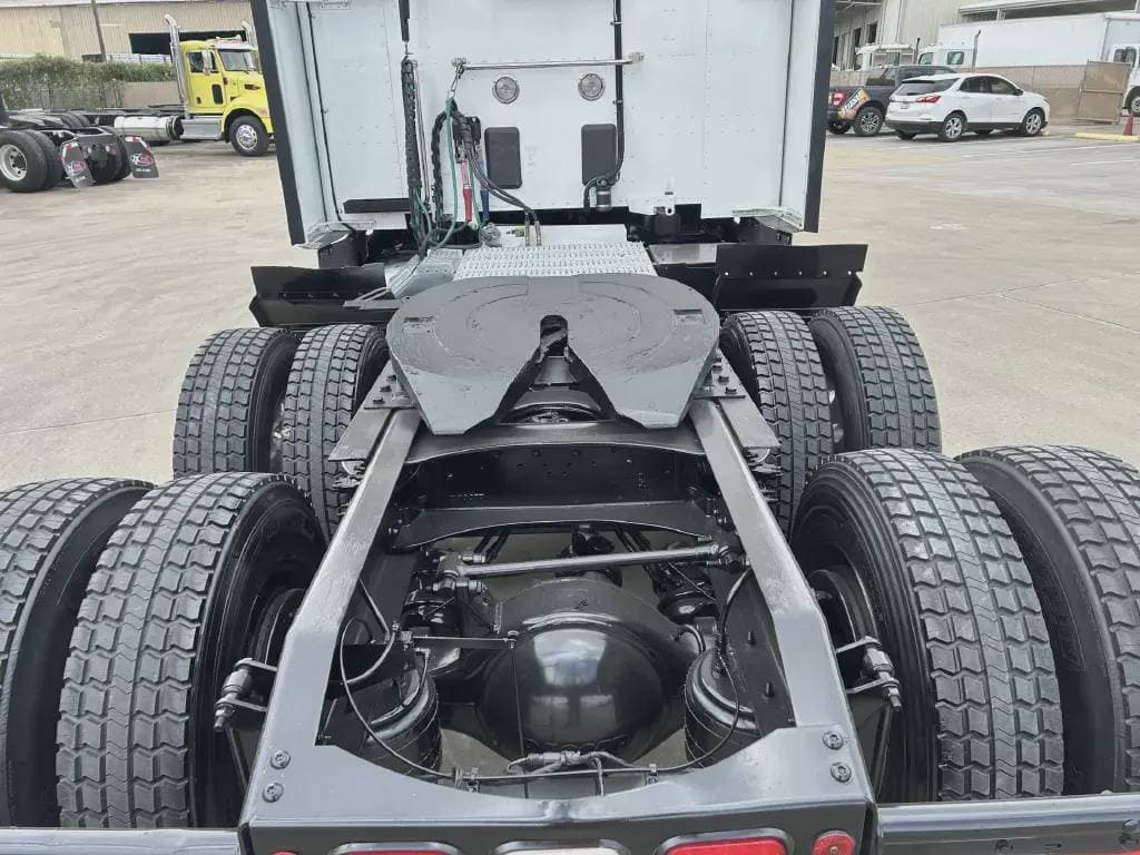 2022 Peterbilt 579 image 4