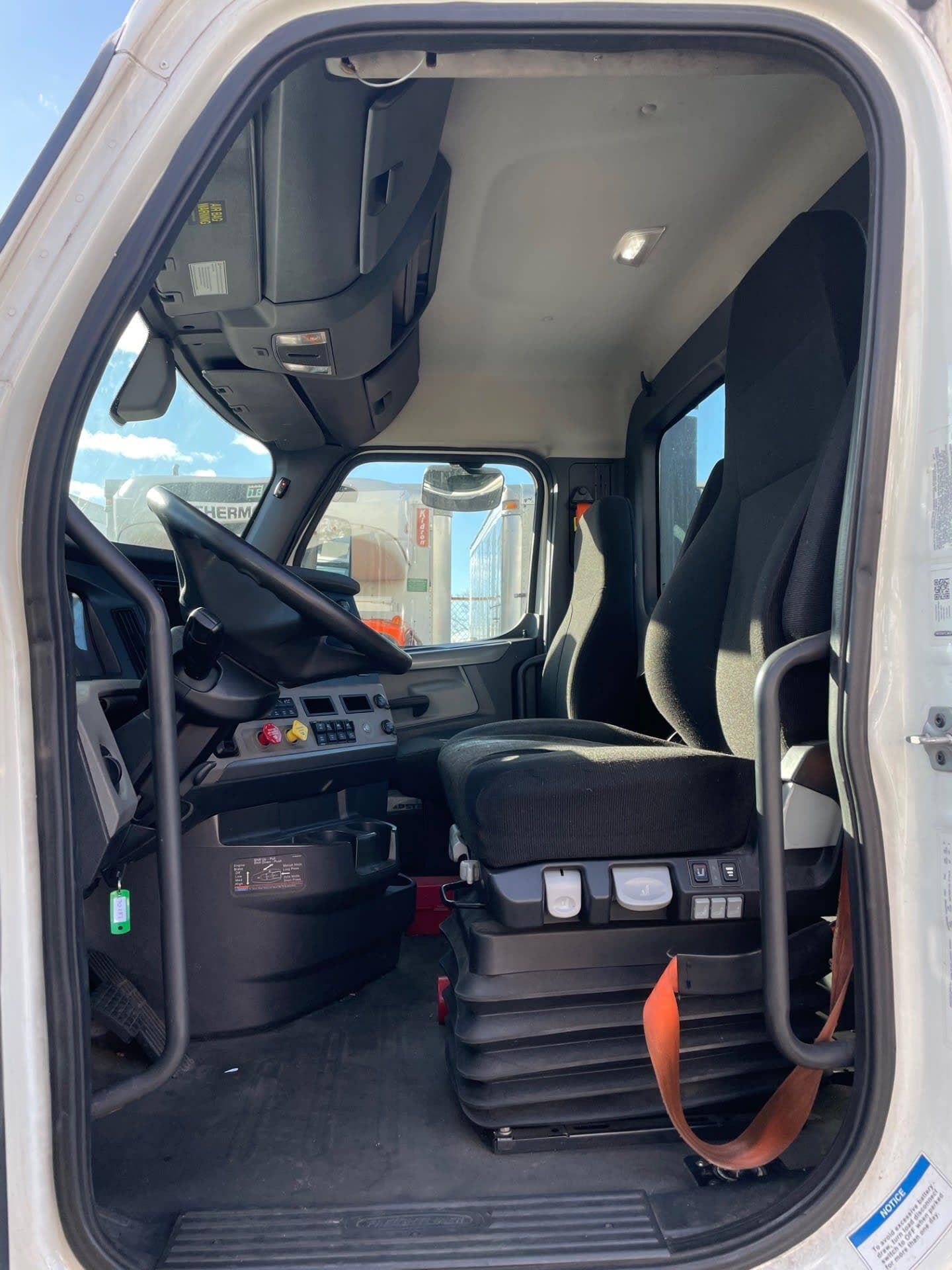 Used 2019 FREIGHTLINER/MERCEDES Conventional - Day Cab - NEW CASCADIA 116 image 6