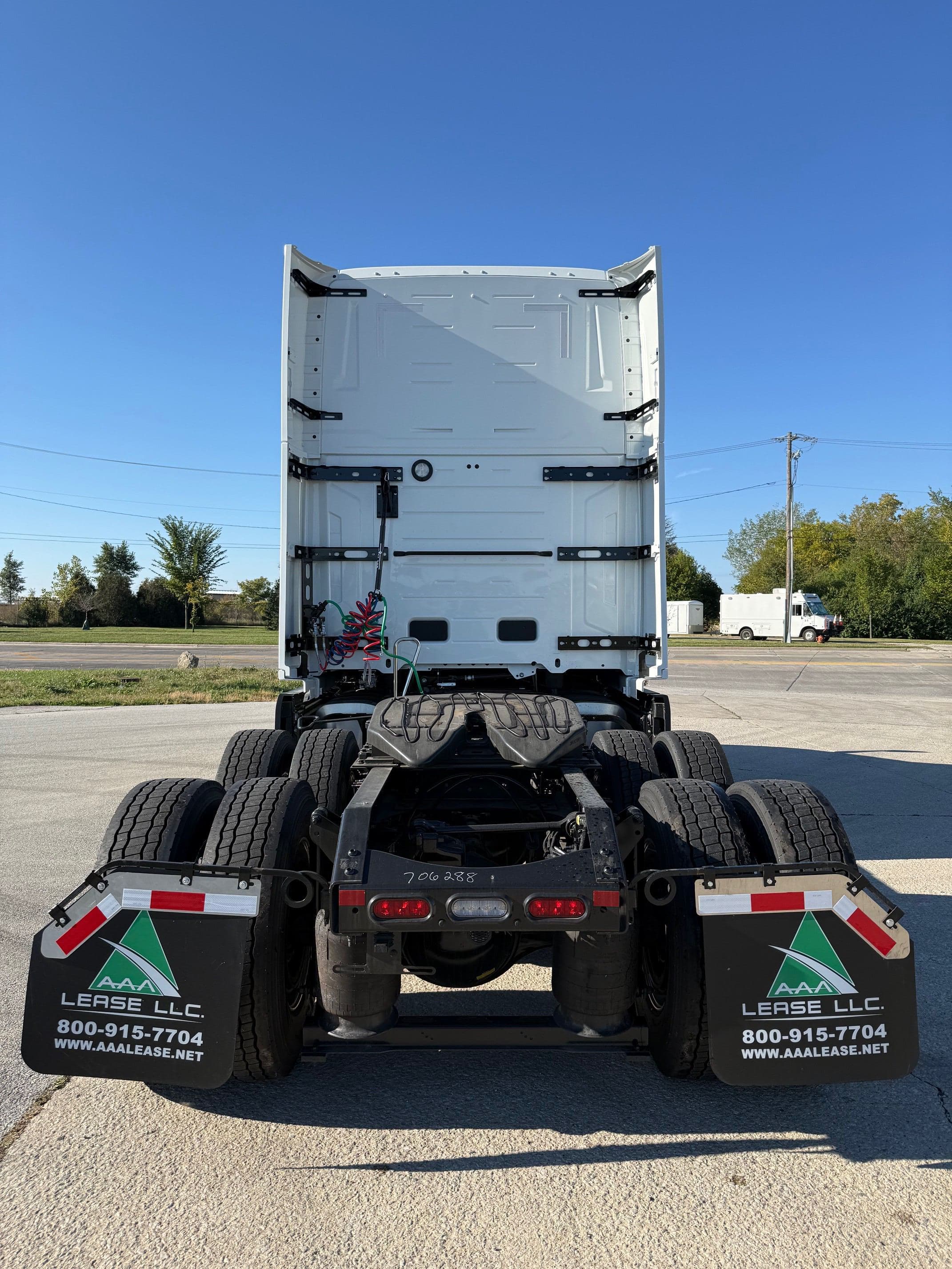 2026 Volvo VNL860 image 6