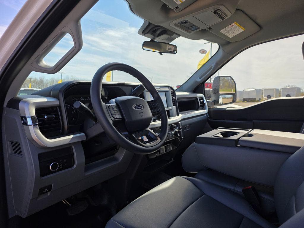 2026 Ford F-450SD XL DRW CAB CHASSIS image 21