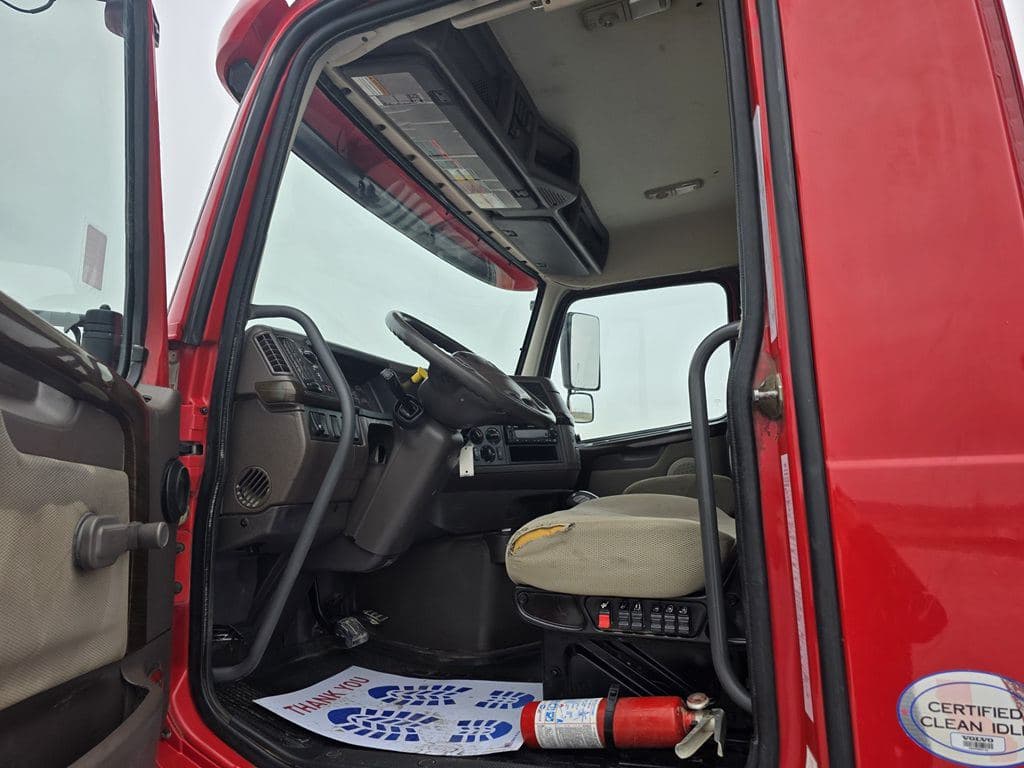 Used 2016 VOLVO VHD84BT image 17