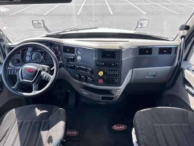 2021 Peterbilt 579 image 6