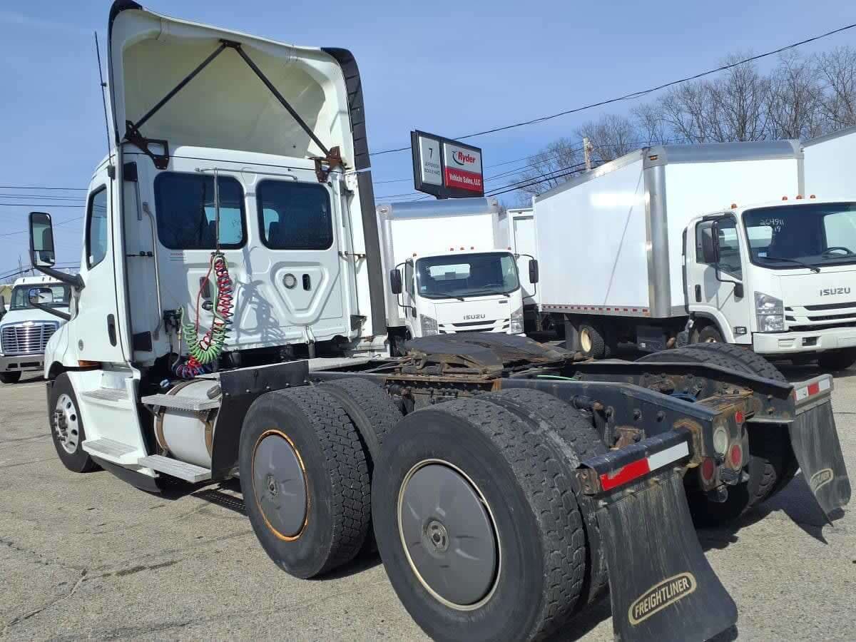 Used 2019 FREIGHTLINER Conventional - Day Cab - CASCADIA 126 image 4