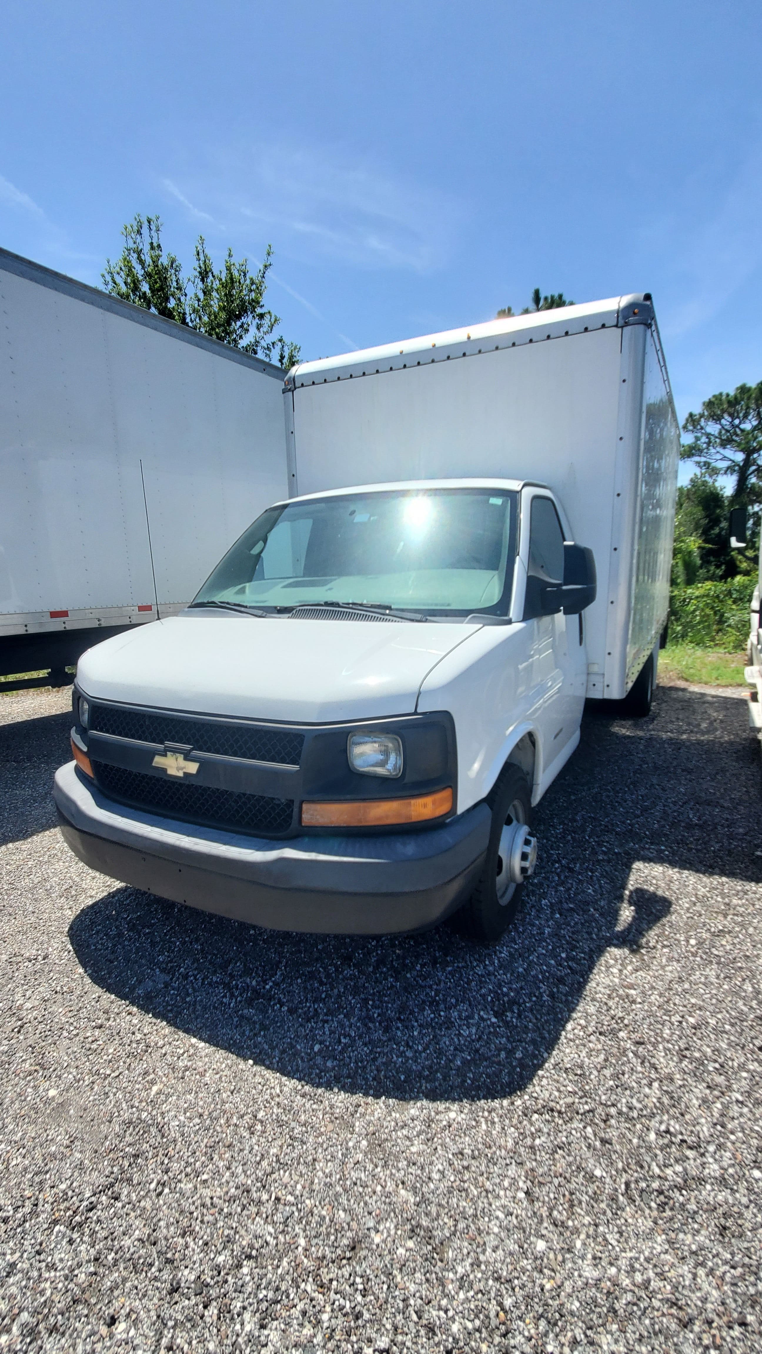 2015 Chevrolet Express image 1