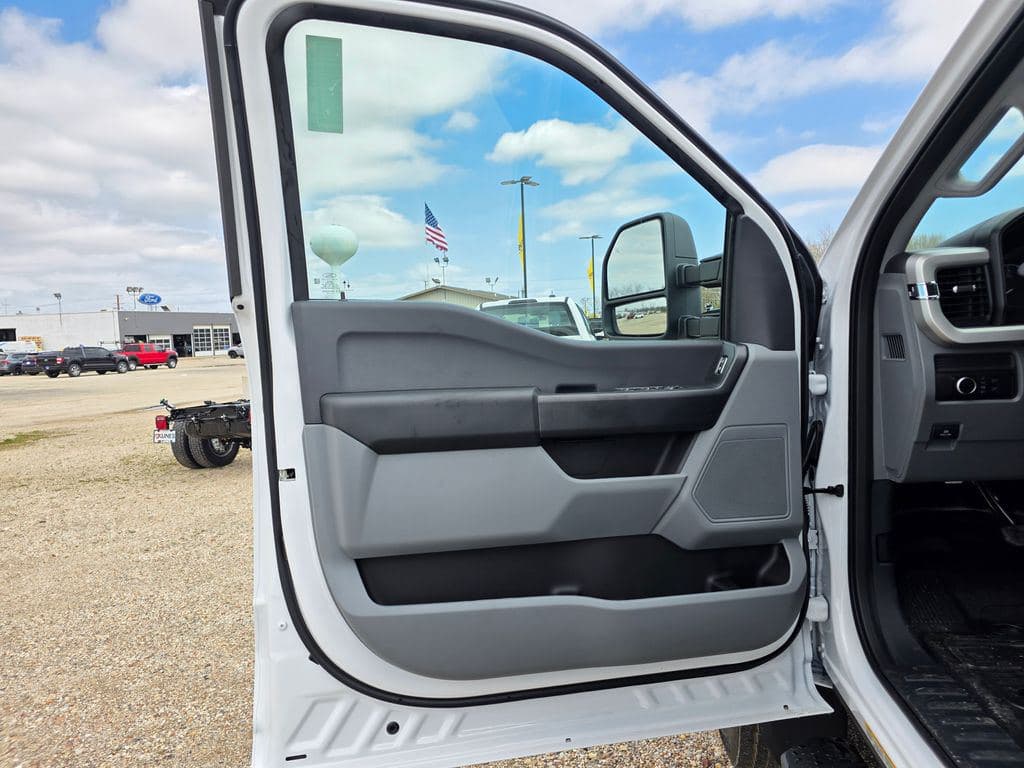 2026 Ford F-450SD XL DRW CAB CHASSIS image 18