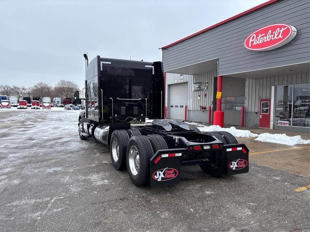 2023 Peterbilt 579 image 2