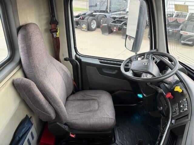2020 Volvo VNR image 13