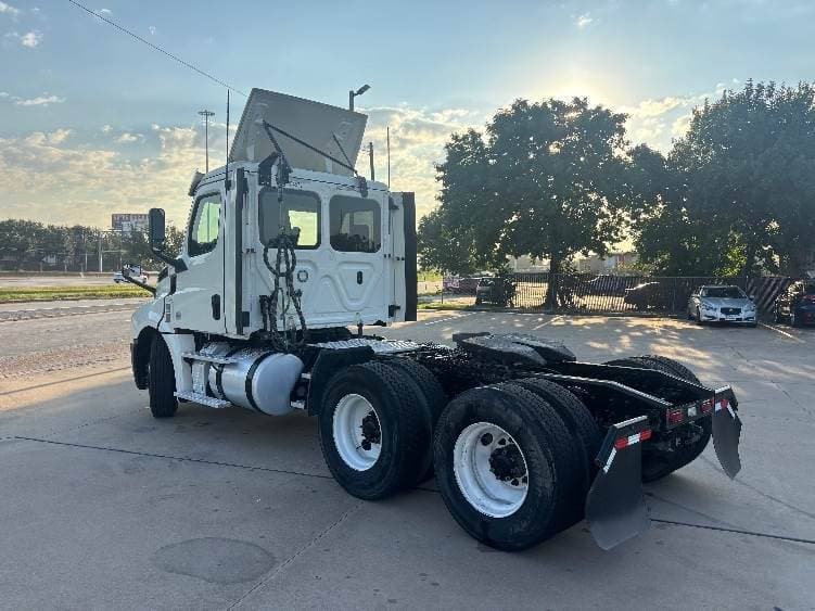 2019 Freightliner Cascadia 126 Day Cab Truck - 435HP, 12 Speed Automatic image 5