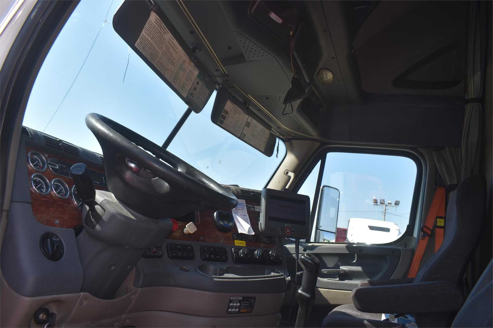 2013 Freightliner Cascadia 125 image 4