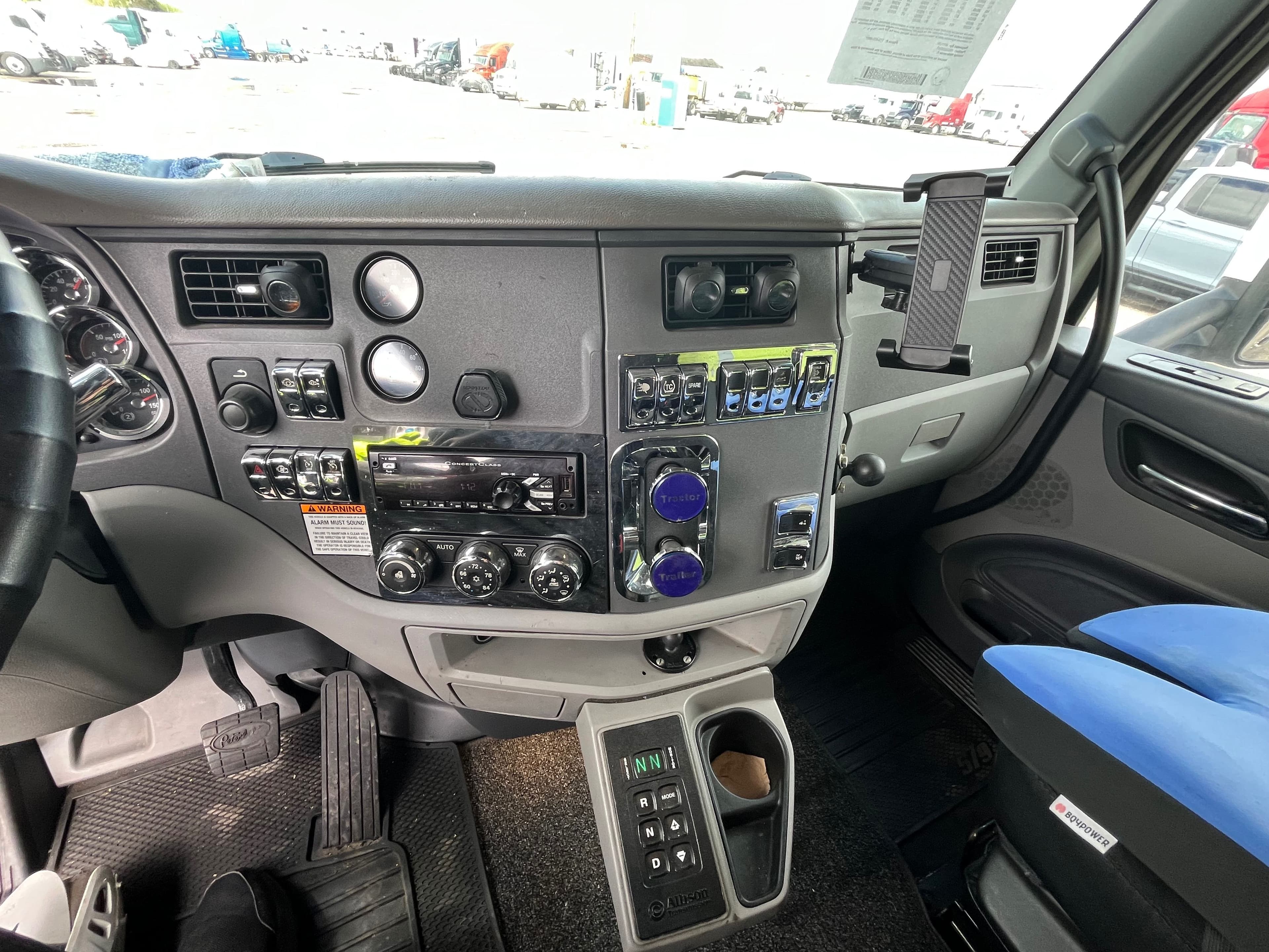 2016 Peterbilt 579 image 9