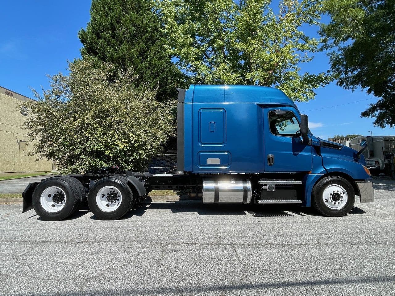 2020 Freightliner Cascadia 126 image 2