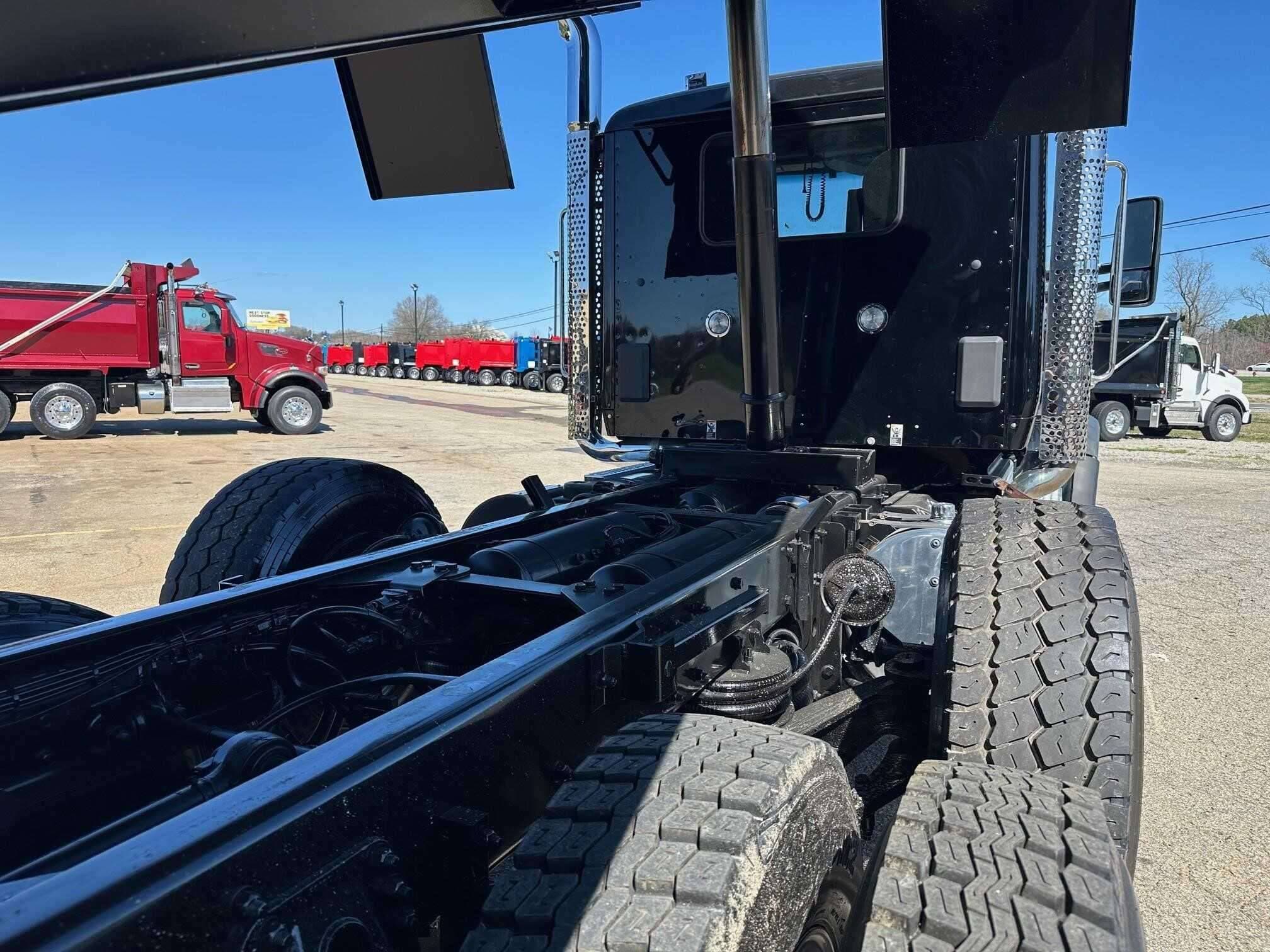 2023 Kenworth T880 image 13