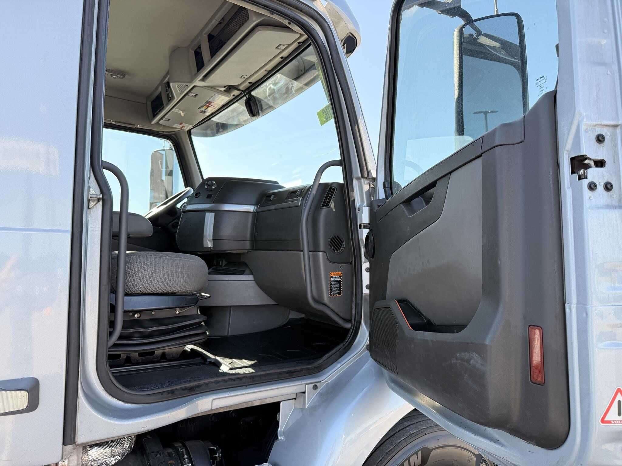 2020 Volvo VNR image 15