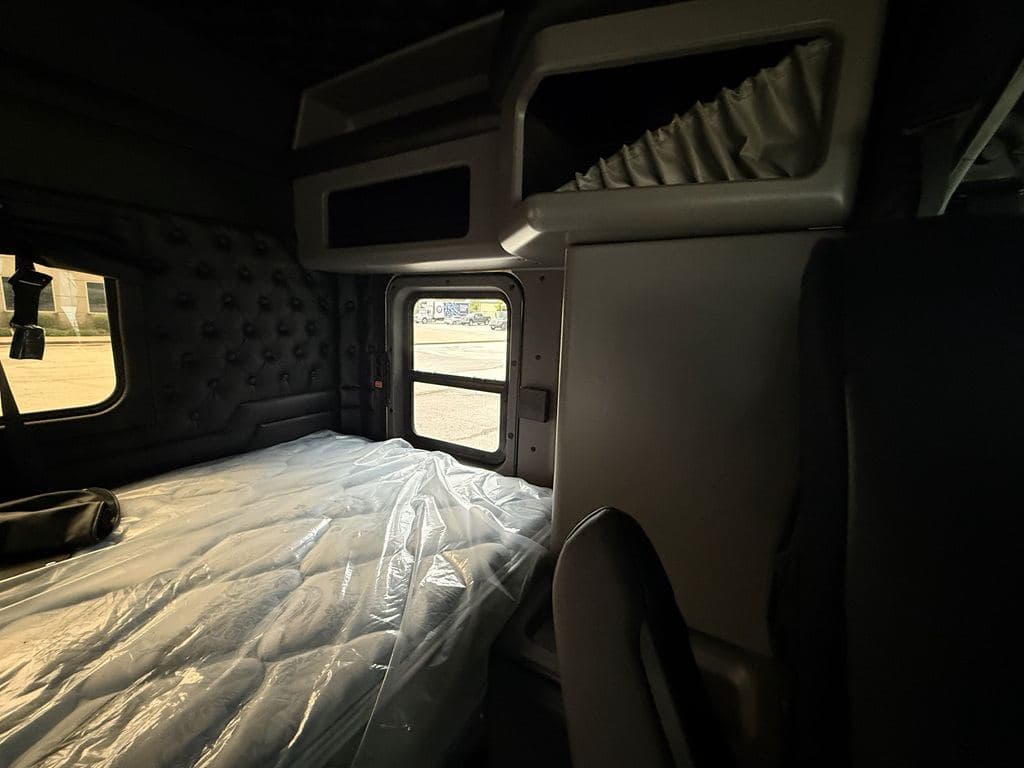 New 2027 KENWORTH W900L image 13