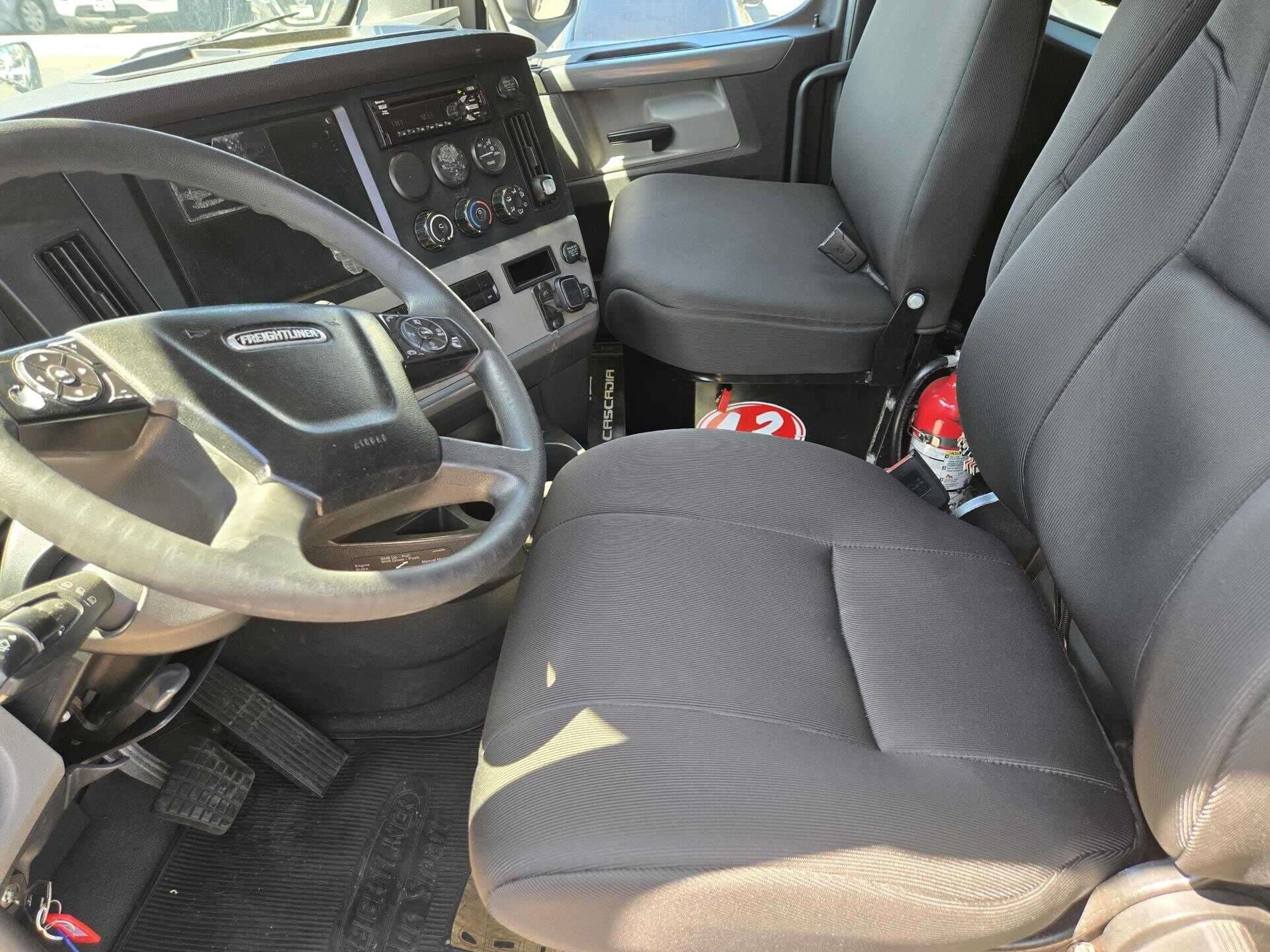 2020 Freightliner Cascadia 116 image 3