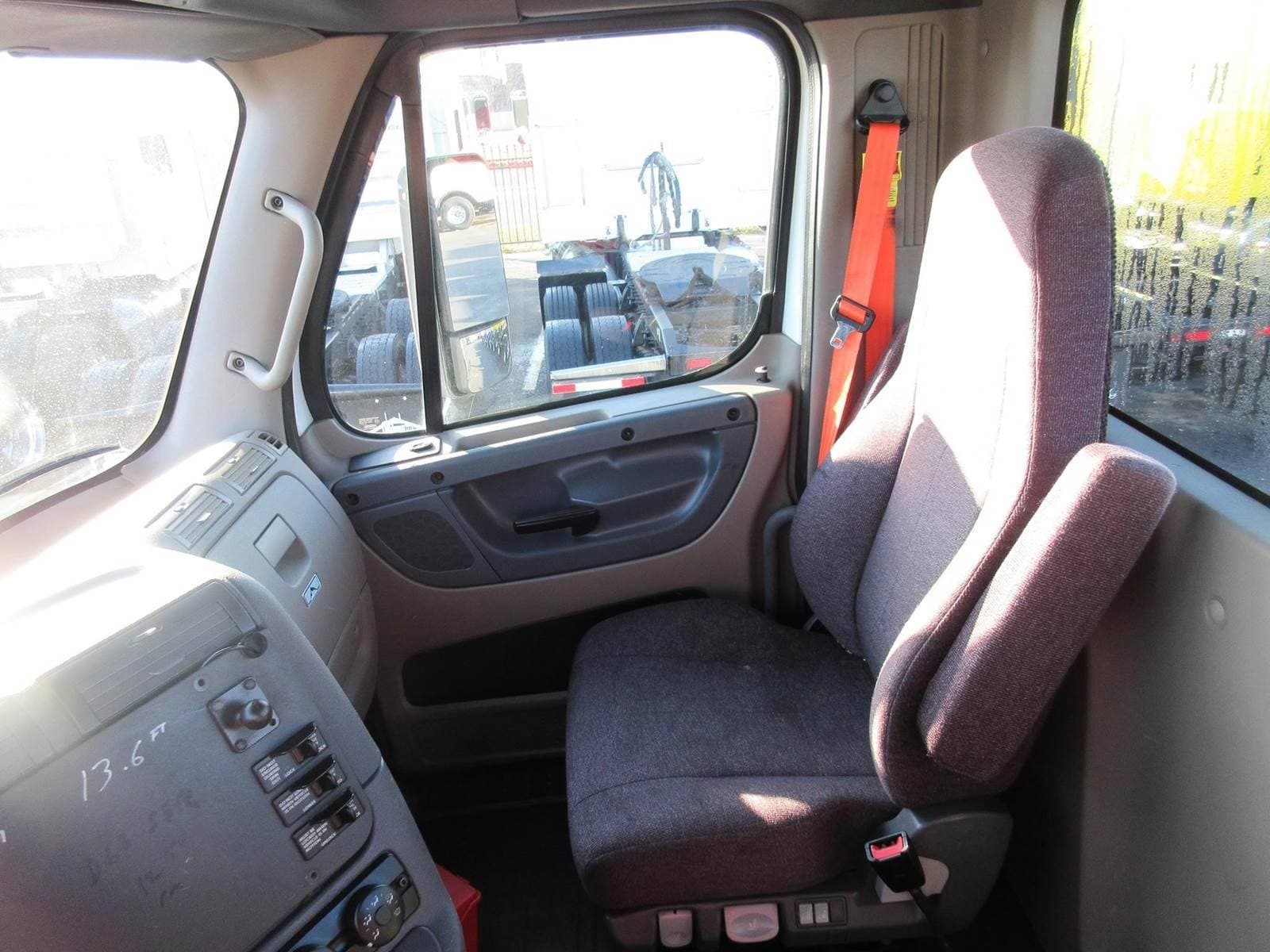 2018 Freightliner Cascadia 113 image 32