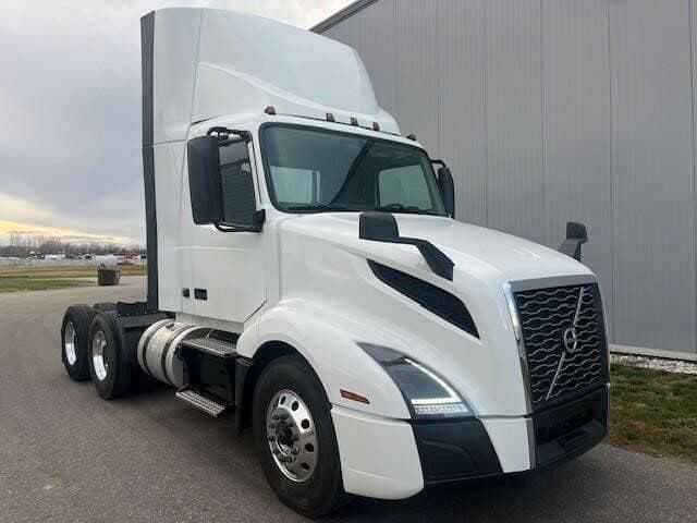 2023 Volvo VNL image 1