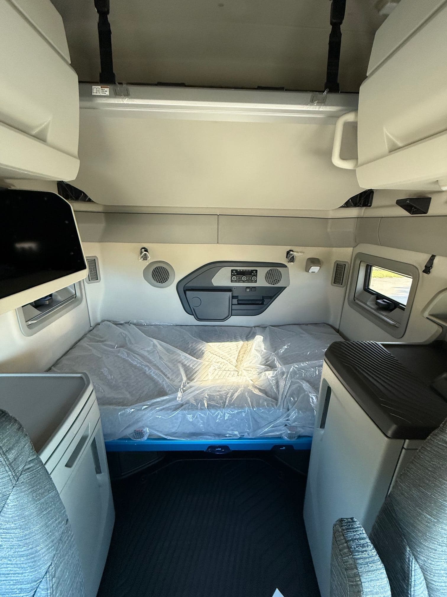 2026 Volvo VNL860 image 9