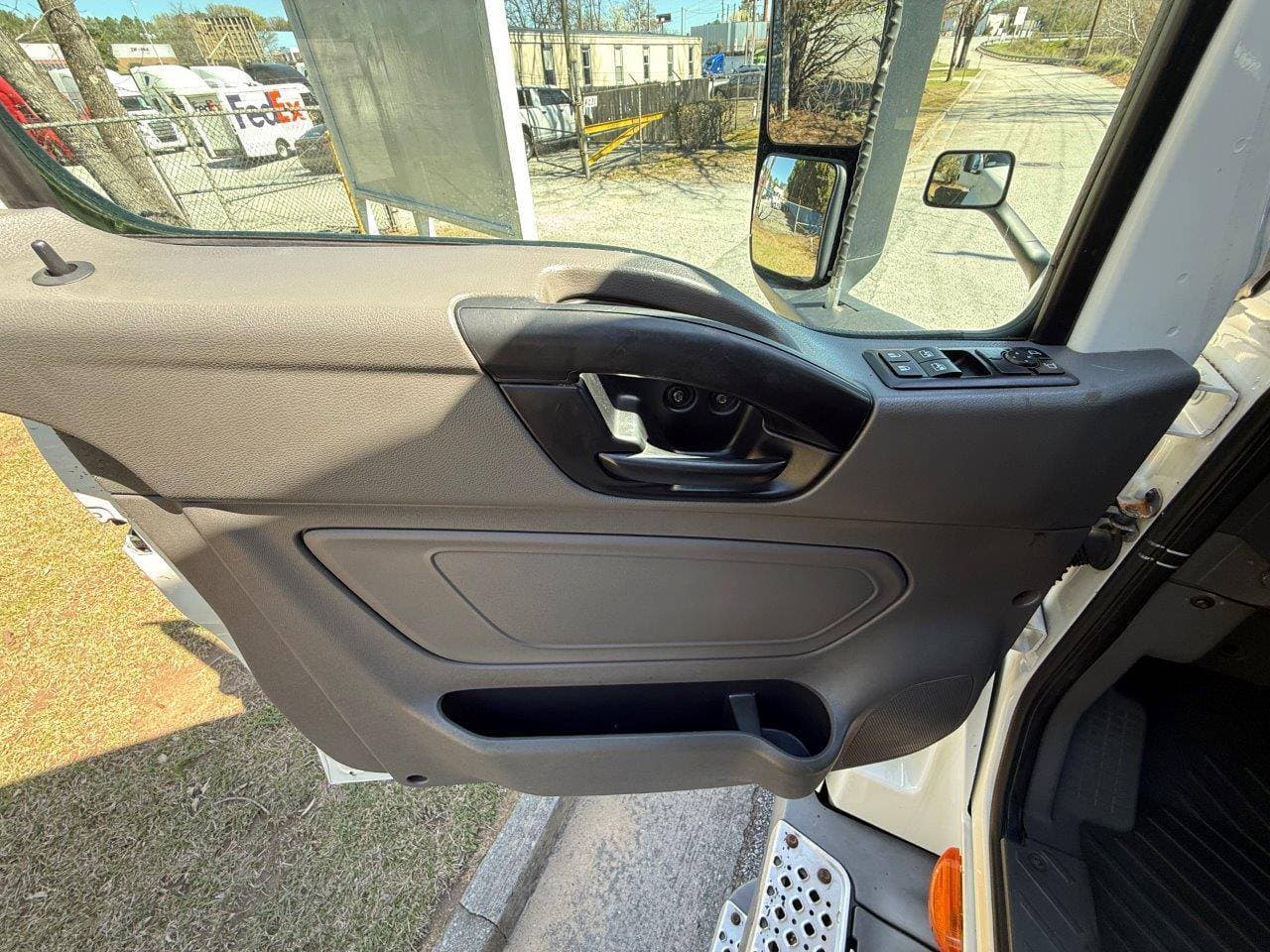 2018 International LT625 image 11