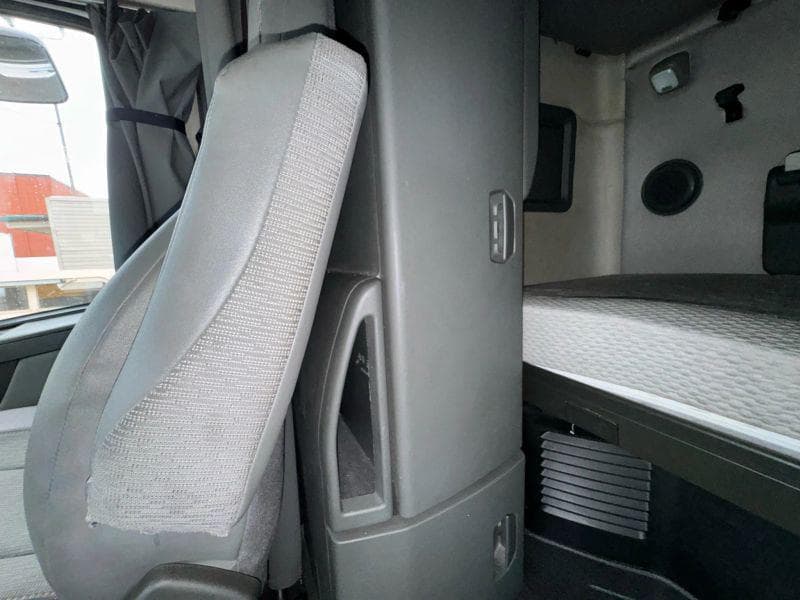 2020 Volvo VNL image 49