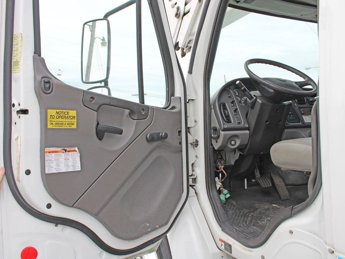 2015 Freightliner M2 image 14