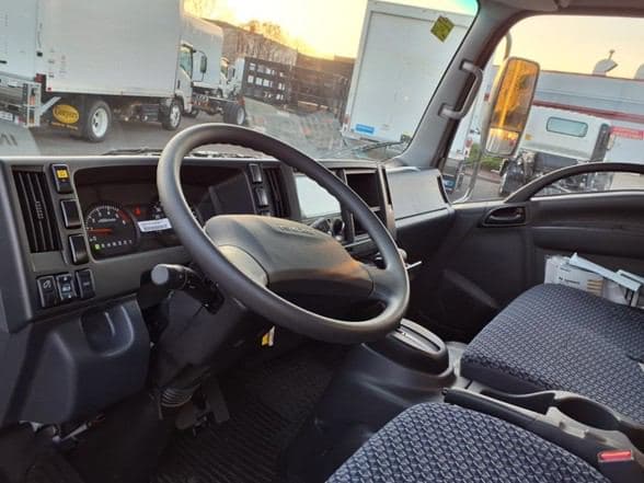 2025 Isuzu NRR image 15