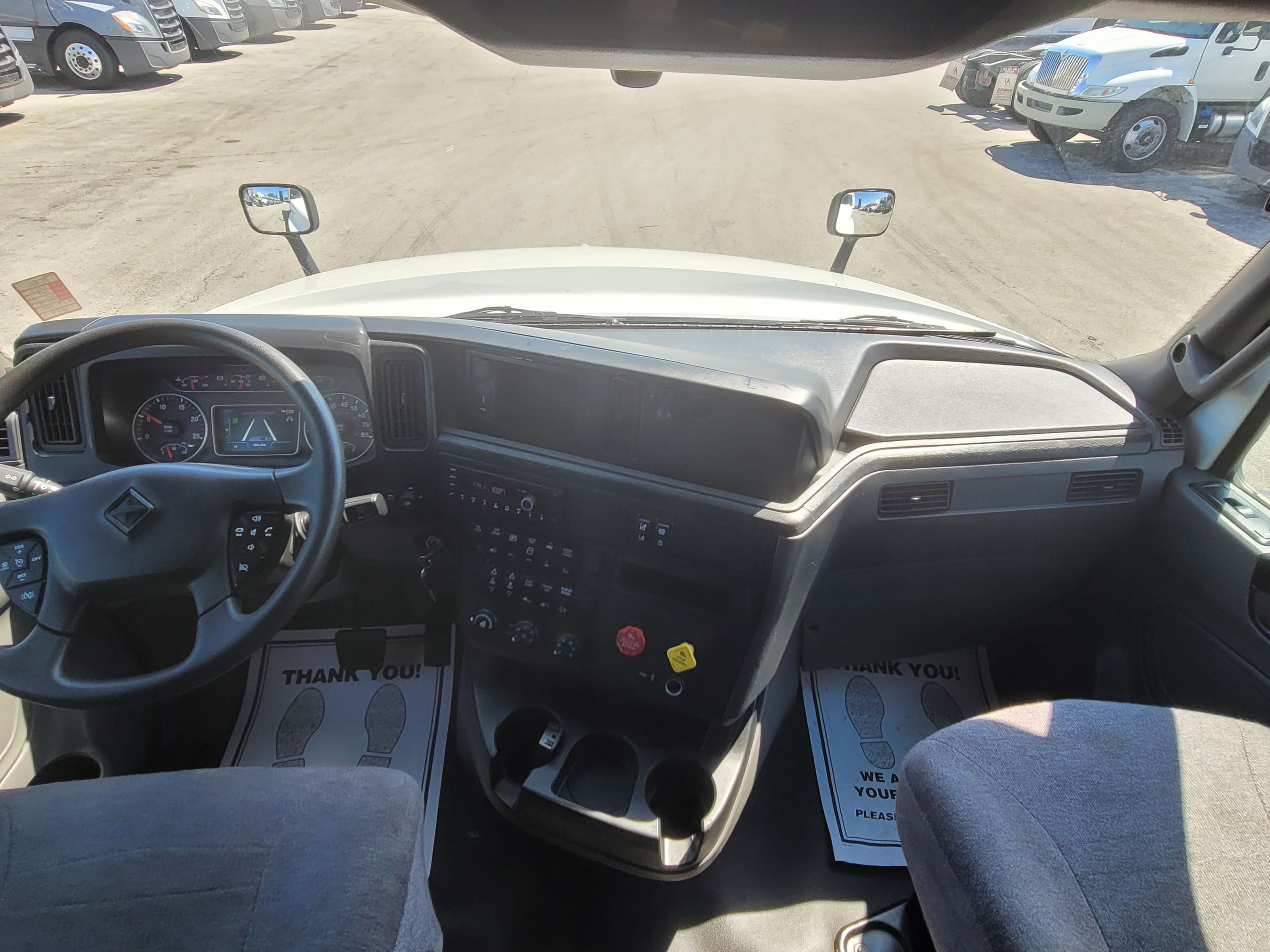 2022 International LT image 10