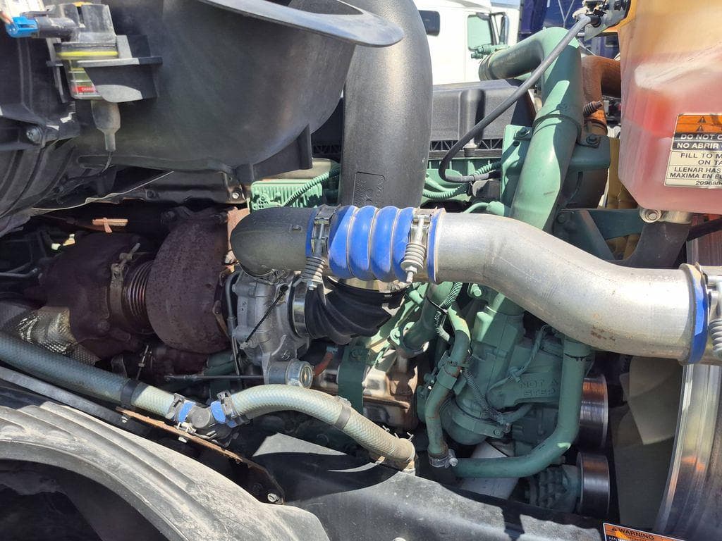 2023 Volvo VNL64T860 image 16