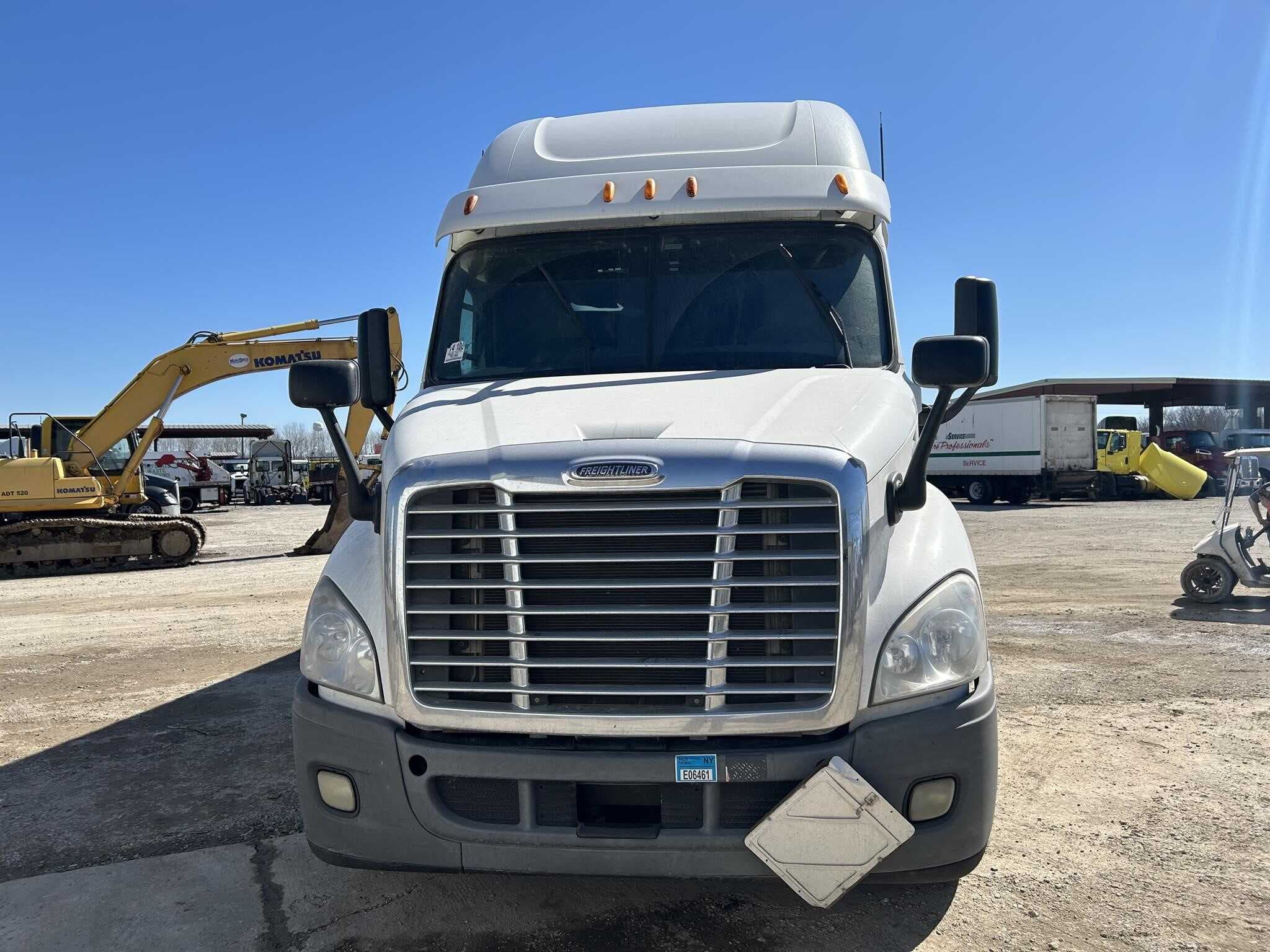 2013 Freightliner Cascadia 125 image 3