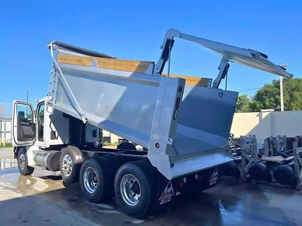 2025 Kenworth T880 image 3