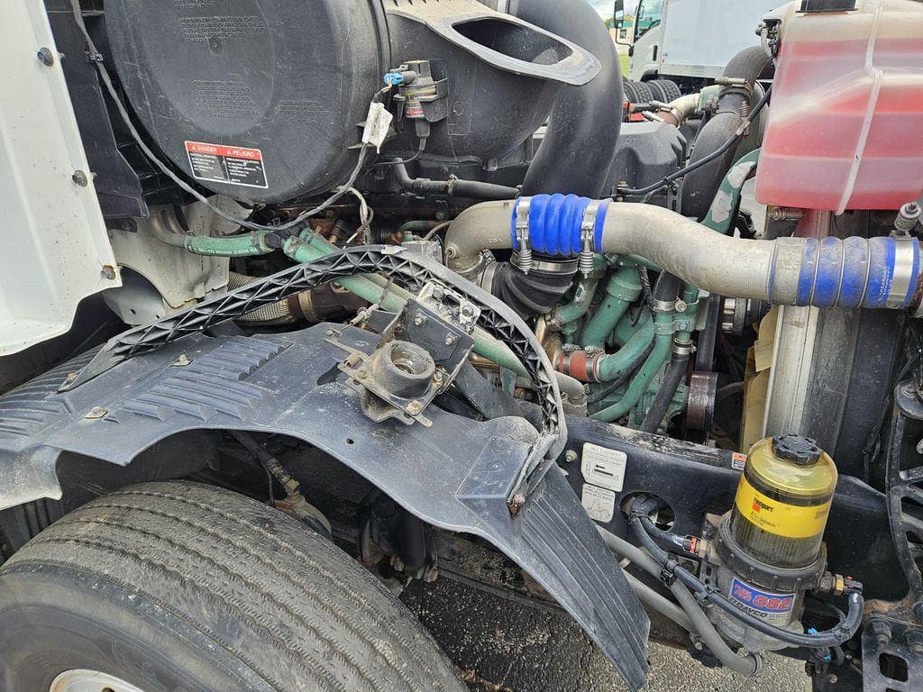 2017 Volvo VNL image 13