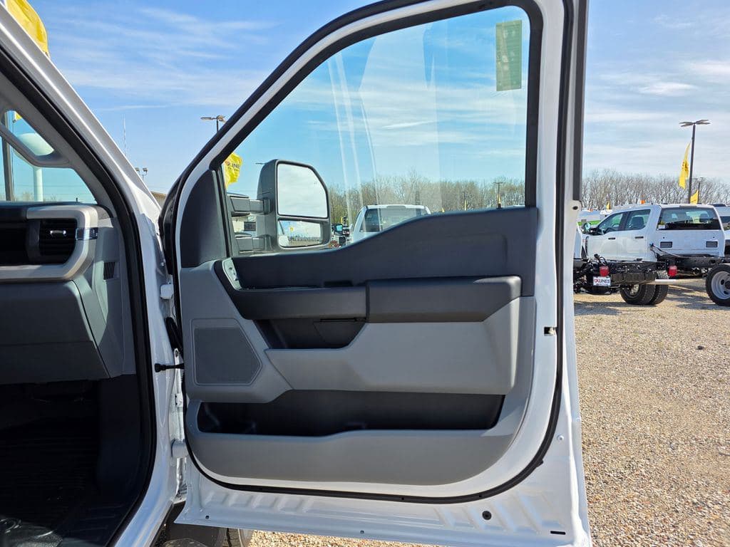 2026 Ford F-450SD XL DRW CAB CHASSIS image 36