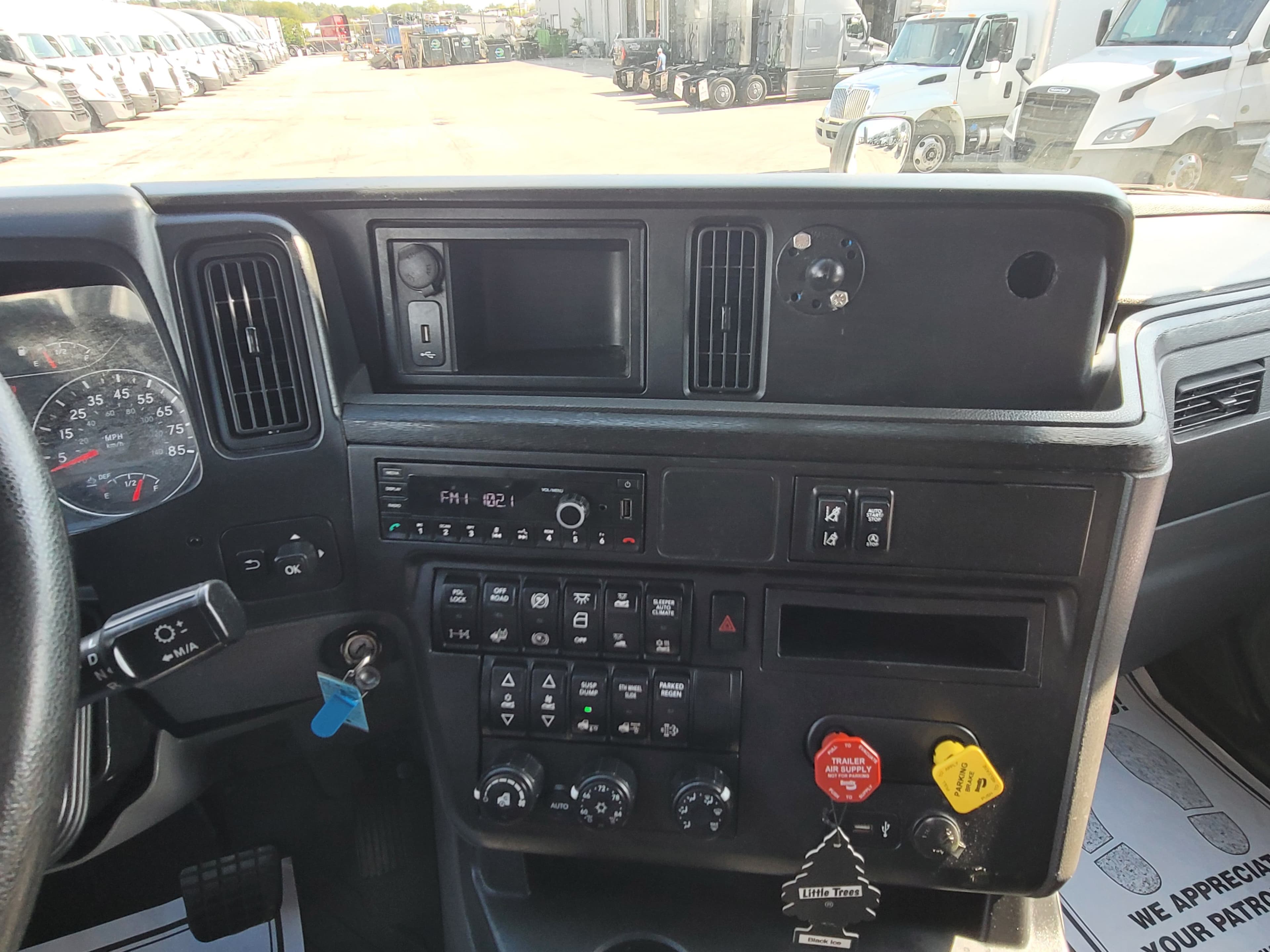 2022 International LT625 image 11