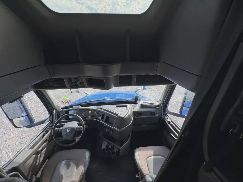 2022 Volvo VNL image 7