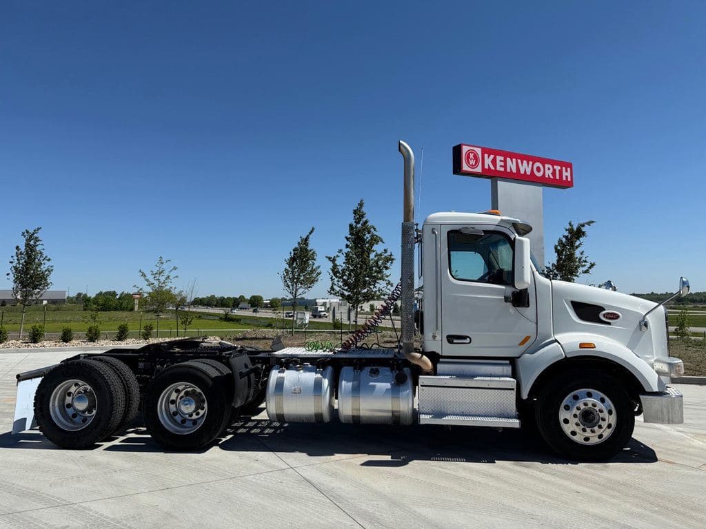 Used 2020 PETERBILT 567 image 2