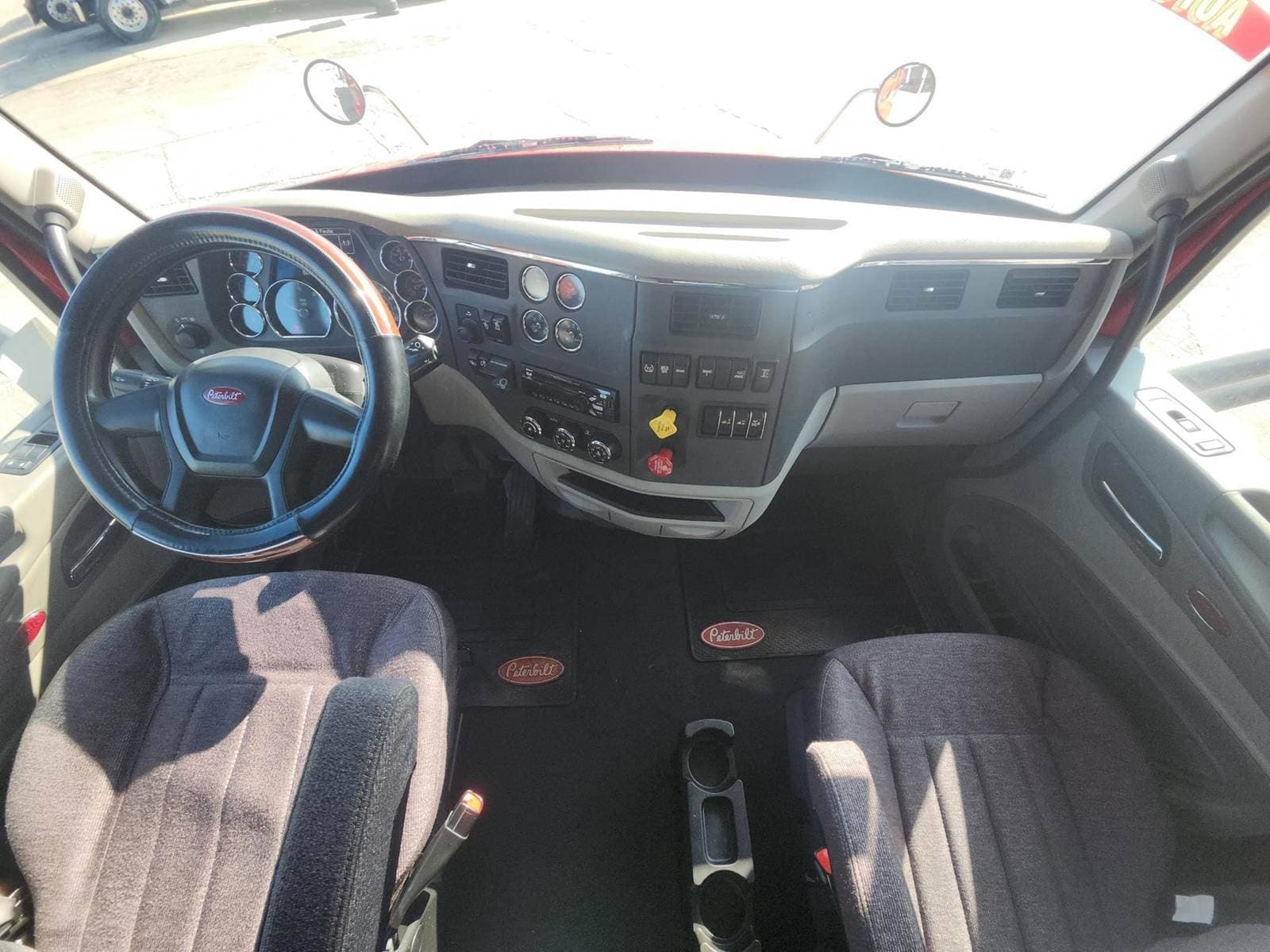 2021 Peterbilt 579 image 13