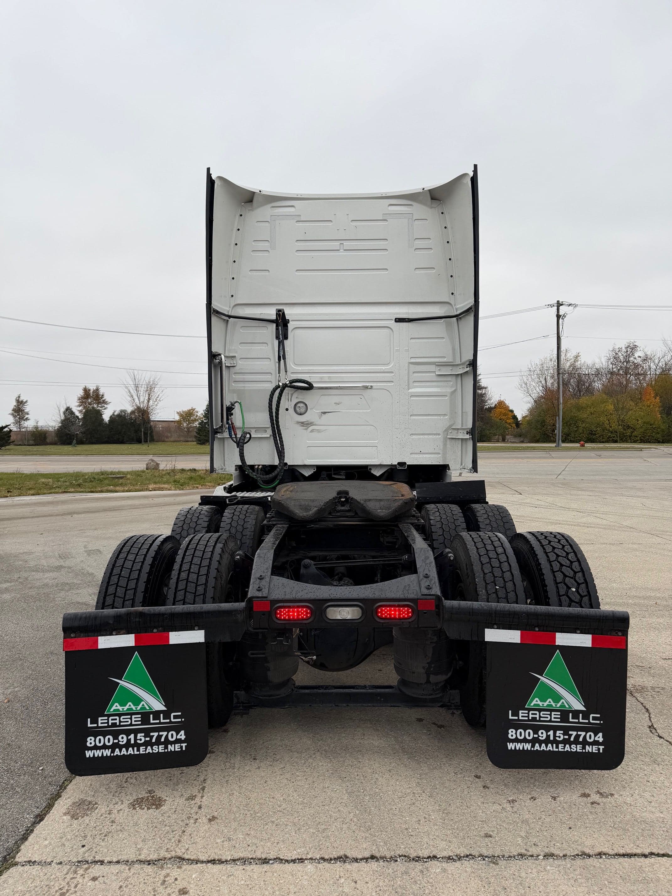 2023 Volvo VNL image 6