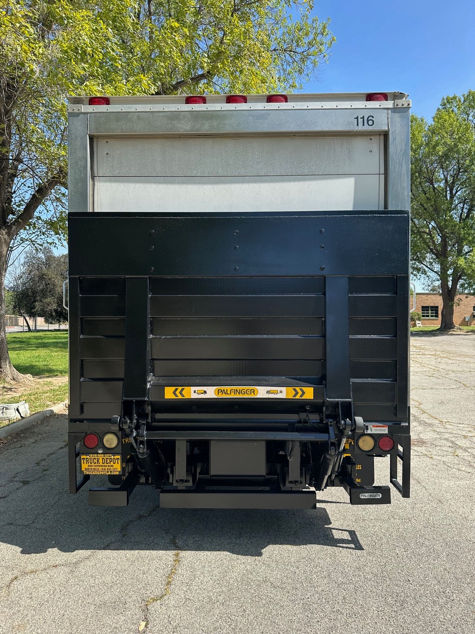 2016 Ford F-350 Reefer Box Truck with Liftgate image 5