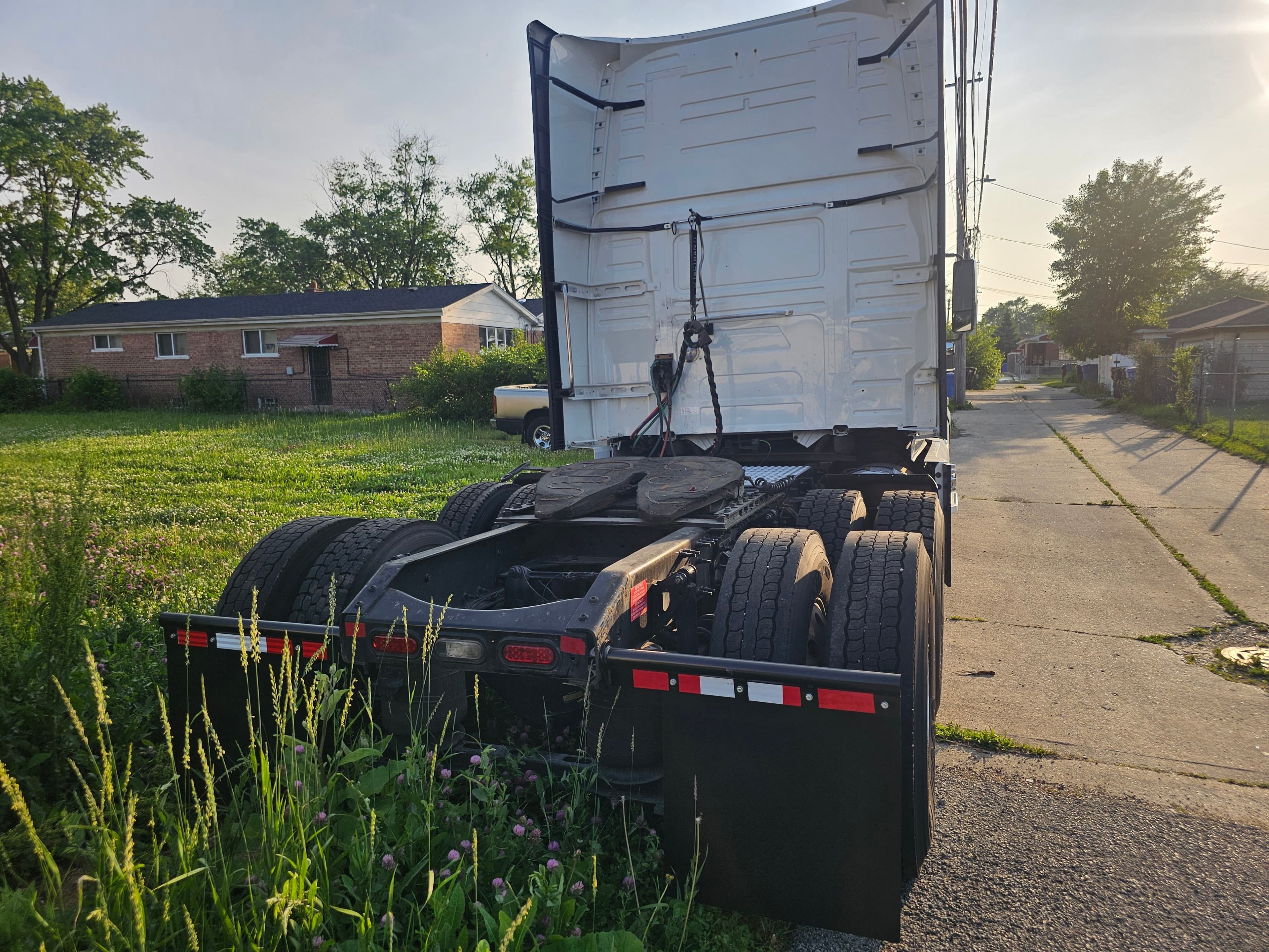 2020 Volvo VNL image 6