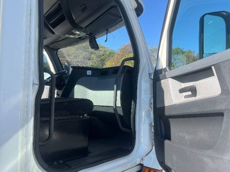 2019 Freightliner Cascadia 126 Day Cab Truck - 435HP, 12 Speed Automatic image 11