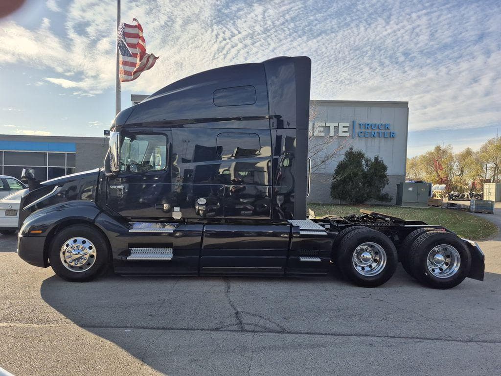 2023 Volvo VNL image 2