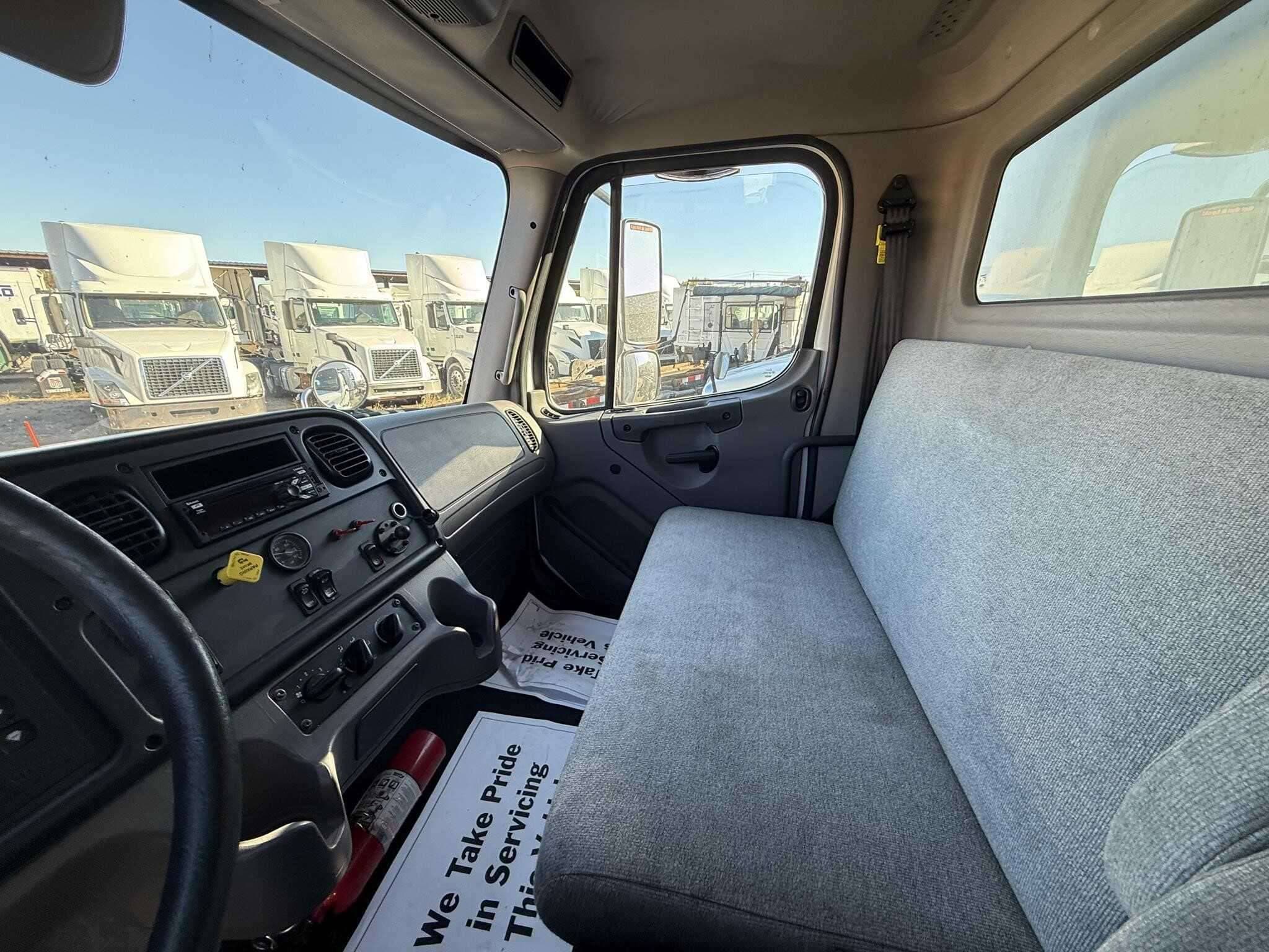 2021 Freightliner M2 image 3