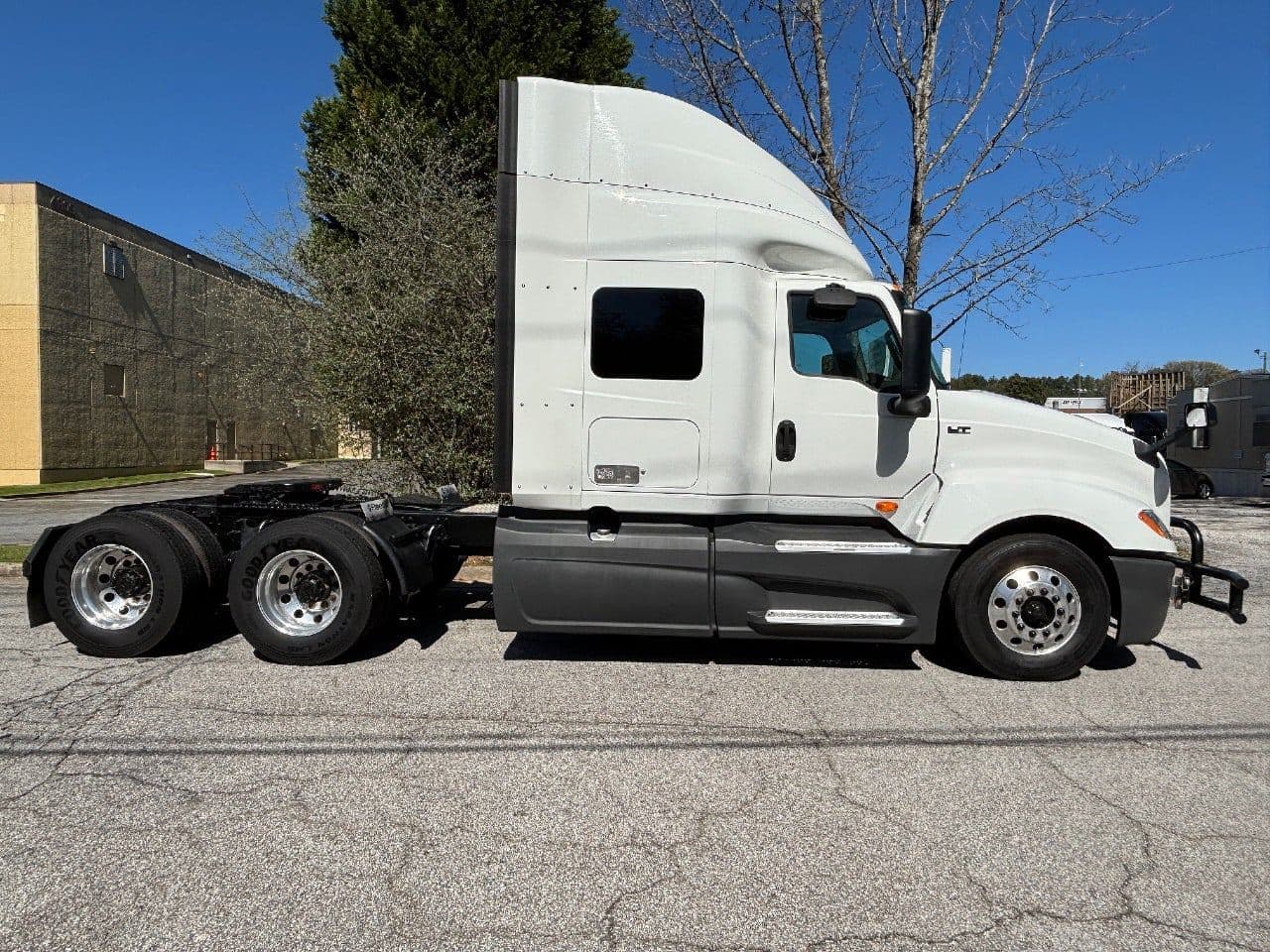 2018 International LT625 image 5